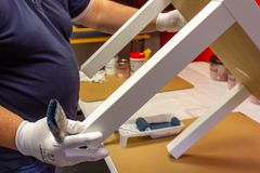 NYTT BORD: Vi har alle hatt et møbel i en farge som vi ikke lenger er helt fornøyde med. Istedenfor å kaste eller bytte det ut så kan du male det! I denne artikkelen viser vi hvordan du maler et hvitt bord fra Ikea, og gir det en ny frisk farge.