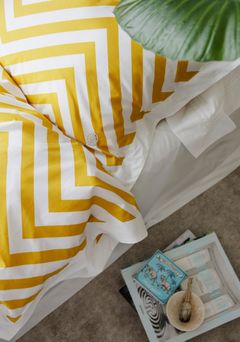 gult og hvitt sengetøy med mønster