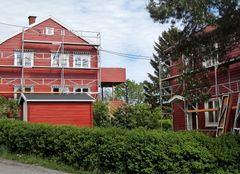 rødt hus med stillas