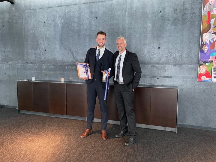 STOLT MENTOR: Jonas Eckholm og mentor Roger Studsrud etter premieutdelingen.