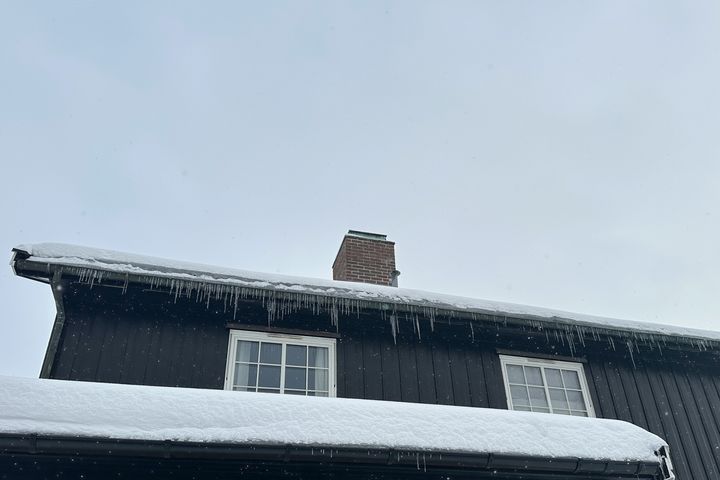 PIPEBRANN: Når kulden kommer og vi fyrer mer, øker også faren for pipebrann. Da er det viktig at du forebygger – og handler riktig hvis uhellet er ute.