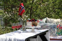 KLAR: Den store dagen er rett rundt hjørnet, og da er det på tide å gjøre seg selv og uteplassen klar til fest. Her er fem ting du bør gjøre før flagget går til topps og gjestene kommer.