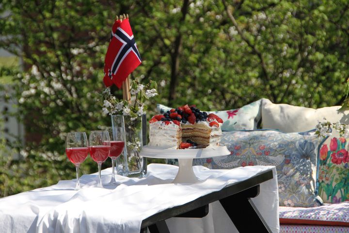 KLAR: Den store dagen er rett rundt hjørnet, og da er det på tide å gjøre seg selv og uteplassen klar til fest. Her er fem ting du bør gjøre før flagget går til topps og gjestene kommer.