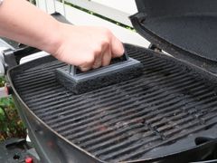 SER GRILLRISTEN SLIK UT: Da bør det gjøres noe. Start grillsesongen med en ren og pen grill.