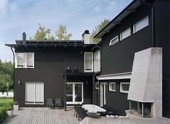 POPULÆRT: Antallet mørkebrune og sorte hus har nærmest eksplodert de siste årene. Det er en farge som kler vegetasjon, fjell og natur godt, og som samtidig gir et kraftfullt og moderne uttrykk. Det du skal tenke på er at så mørke hus blir varmere både innvendig og utvendig når det er varmt ute, og om dét er noe som passer ditt hus.