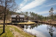 NATURTOMT: Husets beliggenhet spiller en viktig rolle. Hus ved skog er mer utsatt for begroing, mens hus ved veien er mer utsatt for trafikkstøv og forurensning. Her vil det lønne seg å velge en mørk kulør som ikke fremhever dette. Selv om huset ditt er din signatur utad, er det viktig å huske at det skal passe inn i omgivelsene.