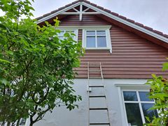 TRYGT?: Fallulykker fra stiger skjer oftest i sommerhalvåret – og ofte fra lave høyder som dette.