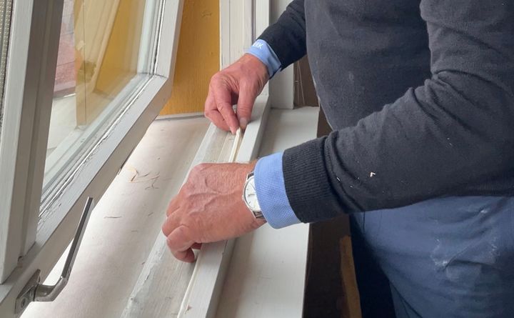 ENKEL JOBB: Det tar ikke lang tid, og er ikke veldig vanskelig å bytte tetningslister.