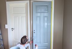 DØR: Å male dører og fronter på kjøkkenet koster jo mye mindre enn å bytte ut alt, samtidig ser man umiddelbar endring så løsninger finnes alltid.