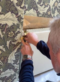 TAPET: Byggekostnadene er høye, nybyggtakten er moderat, men bolig og vedlikehold tar fortsatt en stor del av husholdningsbudsjettene.​ Maling, tapet og gulv er noe vi nordmenn liker å fornye.