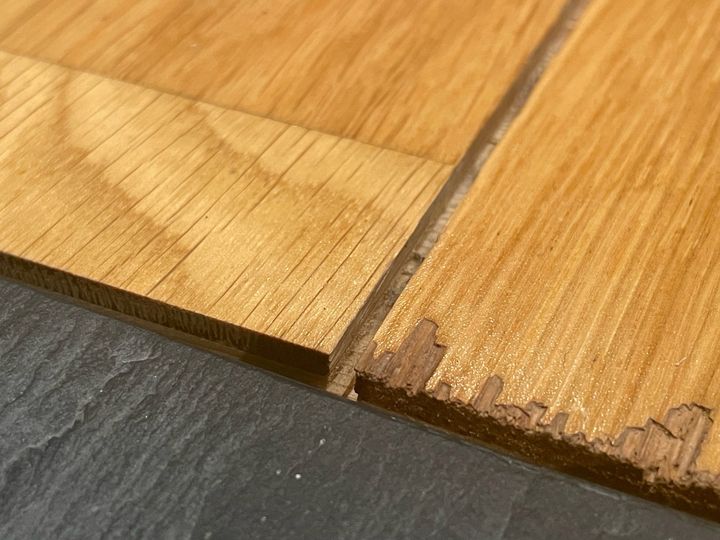 BEVEGELSE: Sprekker og gliper i tregulv oppstår ofte når luftfuktigheten blir lav. Når nivåene øker igjen, kan treverket trekke seg sammen.