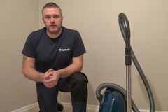 INNEKLIMA OG GULV: Ifølge Anders Kirkelund kan langvarig tørr inneluft føre til større bevegelser og skader i tregulv.