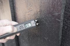 MÅL FØR DU STARTER: En fuktmåler er en rimelig investering som gir en reell indikasjon på hvor fuktig treverket er, i stedet for å gjette, og gjør det enklere å vurdere om det er trygt å male.