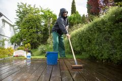 VASKE TERRASSEN: Regnet er til god hjelp når både fasaden og terrassen skal vaskes.