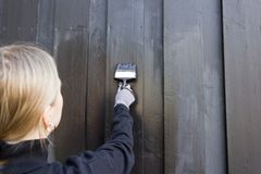 MALE FASADEN: Temperatur på rundt 20 grader og overskyet er perfekt malevær. Husk også å sjekke at treverket er tørt nok før du setter i gang.