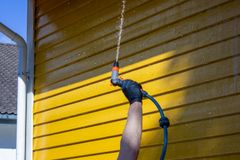 VASKE FASADEN: Tar du en husvask hvert år, så kan det øke levetiden både på farge, maling og treverk. Grønske og smuss skjemmer fargen og tiltrekker seg fukt som på sikt kan skade treverket.