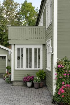 I år peker valgene av husfarger mot varmere, mer naturnære og mindre «harde» uttrykk. Beige, jordtoner, dempede grønne og lunere mørke nyanser gjør at fasadene får mer ro og dybde, samtidig som beis, synlig treverk og matte overflater gir et mer naturlig preg.