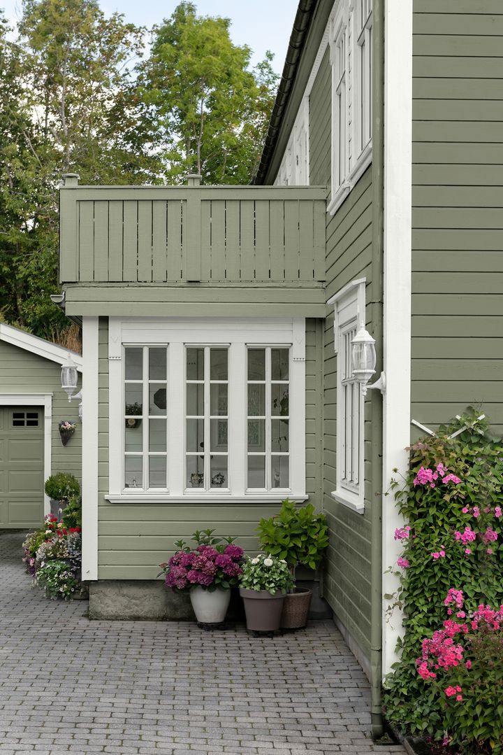I år peker valgene av husfarger mot varmere, mer naturnære og mindre «harde» uttrykk. Beige, jordtoner, dempede grønne og lunere mørke nyanser gjør at fasadene får mer ro og dybde, samtidig som beis, synlig treverk og matte overflater gir et mer naturlig preg.