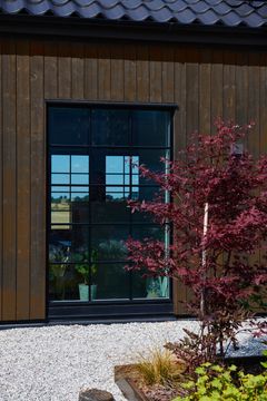 For deg som skal male huset betyr det at fargevalget med fordel kan ta utgangspunkt i både omgivelser, arkitektur og vedlikehold – ikke bare det som ser fint ut på prøven. Da er sjansen større for at du lander på en farge du kan trives med lenge, og som huset kler gjennom alle årstider.