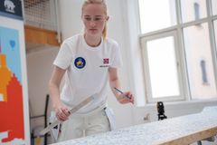 FJERDE GENERASJON: Linnéa Gulowsen Knudsen er den fjerde i en generasjon av malere. Hennes oldefar startet familiebedriften hvor hun selv jobber i dag.