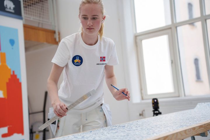 FJERDE GENERASJON: Linnéa Gulowsen Knudsen er den fjerde i en generasjon av malere. Hennes oldefar startet familiebedriften hvor hun selv jobber i dag.