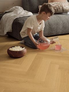 «LAGOMGULVET»: Det er ikke for ingenting som laminat er Ola og Karis førstevalg. Laminat er ikke et billig-produkt hvis du vil ha god kvalitet, men på kjøpet får huseieren en rekke gode egenskaper som mange gulvkunder setter stor pris på.