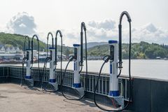 På Storebø Brygge Gjestehavn, i Austevoll kommune, kan både elbiler og elbåter lade på de seks lynladerne som leverer inntil 250 kW. Alle har CCS2-kontakt.