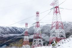 Bilde av strømmaster i et snøkledd fjellandskap