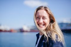 – Pilotanlegget i Ramberg er første skritt på veien mot det vi håper skal bli mer tilgjengelig og sikker strøm i havnene langs kysten i Nord-Norge, sier Maria Bos, direktør i Plug AS.