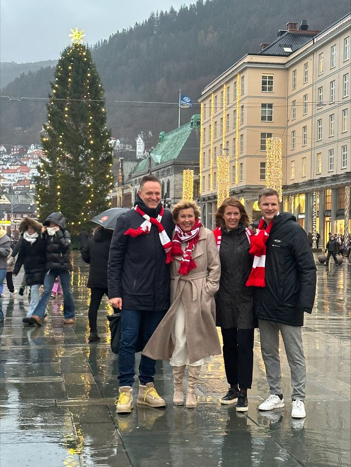 Her på Torgallmenningen i Bergen blir det storskjerm og gullkamp for alle. Det gjenstår to kamper i Eliteserien og Brann kan ta gullet hem igjen. Begge kampene mot Molde borte og Viking hjemme blir vist på storskjermen, sier konsernsjef Jan Erik Kjerpeseth i Sparebanken Vest, ordfører Marit Warncke i Bergen, konsernsjef Ragnhild Janbu Fresvik i Eviny og daglig leder Christian Kalvenes i Brann.