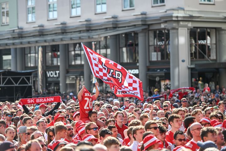 Feiring på Torgallmenningen etter at Brann ble cupmester i 2023. (Foto: Bergen Live)