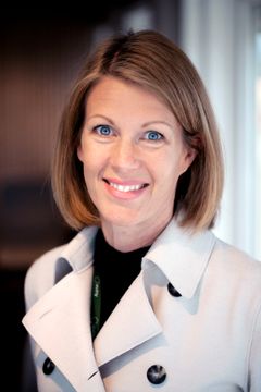 Portrettfoto av Ragnhild Janbu Fresvik, smilende i hvit dressjakke.