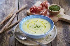 Purre og potet er to enkle og rimelige ingredienser som sammen blir en delikat og fløyelsmyk suppe som smaker like godt kald som varm. Foto: matprat.no