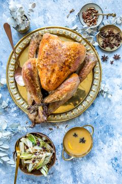 Helstekt kalkun med brødstuffing og fløtesaus. Foto: matprat.no