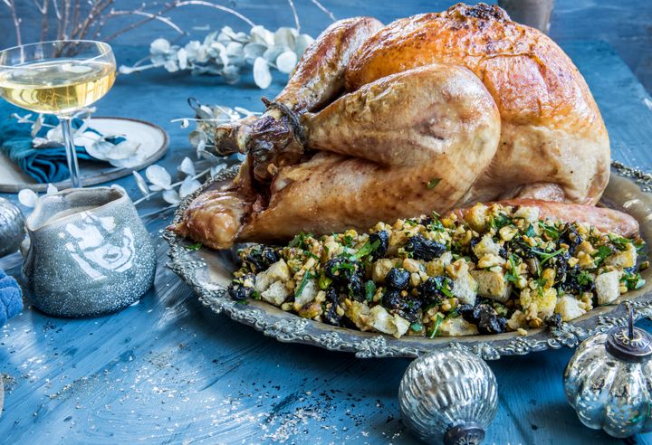 Helstekt kalkun med brødstuffing og fløtesaus. Foto: matprat.no