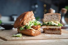 Crispy chicken cæsar sandwich