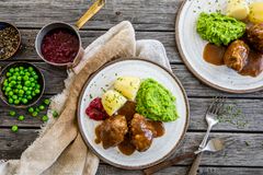 Kjøttkaker med ertepuré er superenkelt å lage og smaker kjempegodt!