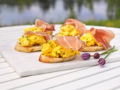 Bruschetta med eggerøre og spekeskinke