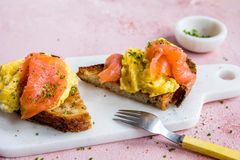 Brød med eggerøre og laks