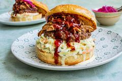 Hamburger med pulled pork er en skikkelig burger i amerikansk stil. Med frisk coleslaw og deilig bbq- saus.