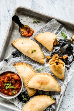 Argentinske empanadas er nydelig kjøttfyll innbakt i deig - nesten som en liten innbakt pizza.