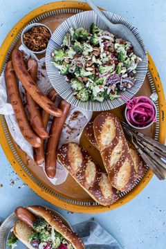 Grillpølser med kremet og crunchy brokkolisalat med bacon.