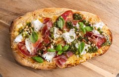 Pinsa med spekeskinke, mozzarella og pesto