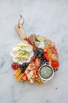 Et charcuterie brett er en fjøl med oster, kjeks, skinker, spekepølse, oliven og andre godsaker. Det blir som et lite mini-tapasbord på en fjøl.