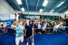 Casper Ruud og Simen Sunde Bratholm tok selfie med barna på tennisfesten.