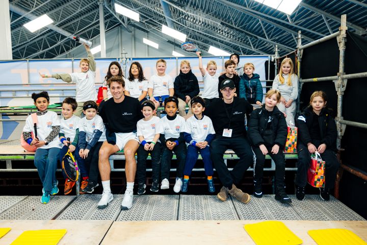 Gustav Magnar Witzøe og Casper Ruud sammen med barn fra Frøya under Tennisfest med Casper Ruud i desember 2023.