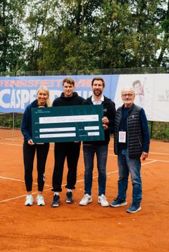 Stiftelsen W Initiative overrasket Furuset IF Tennis med en stor donasjon etter Tennisfest med Casper Ruud på søndag. Fra venstre: Daglig leder i Furuset IF Tennis, Ingrid Huus, styreleder i W Initiative Gustav Magnar Witzøe, daglig leder i W Initiaitve Eirik Bøe Sletten og grunnlegger av Furuset IF Tennis Jan Huus.