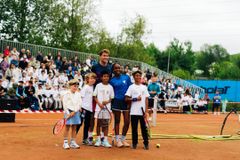 Casper Ruud og noen av barna på Tennisfest.