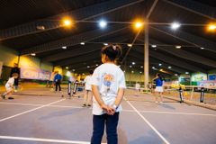 Barn i en tennishall