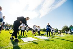 Personer som skyter på hockeymål fra en hockeyplate på en fotballbane